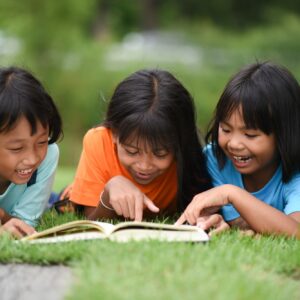 group-children-lying-reading-grass-field_1150-3898